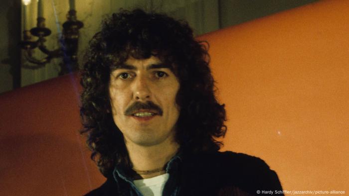 George Harrison escribió muchas canciones, pero la mayor parte del tiempo no las pudo meter entre el también abundante material producido por Lennon y McCartney. Pese a ello, clásicos como While My Guitar Gently Weeps (White Album, 1968), Something y Here Comes The Sun (Abbey Road, 1969) salieron de su pluma.