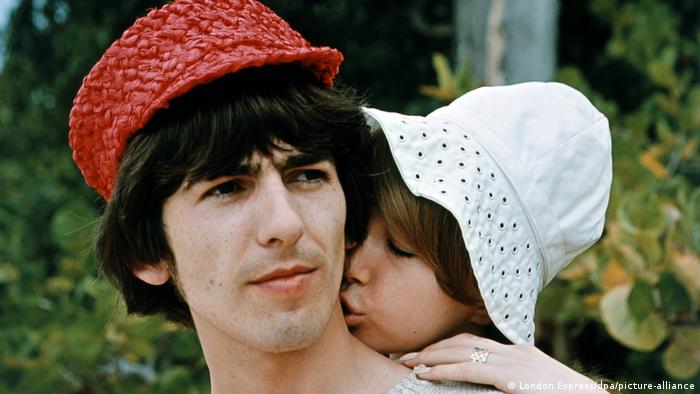 El 21 de enero de 1966, Harrison se casó con la modelo Pattie Boyd, a la que había conocido durante el rodaje de A Hard Day's Night. Aquí se ven muy enamorados de vacaciones en Barbados. Nada hacía presagiar que seis años más tarde Pattie se iría con el mejor amigo de George, el guitarrista Eric Clapton.