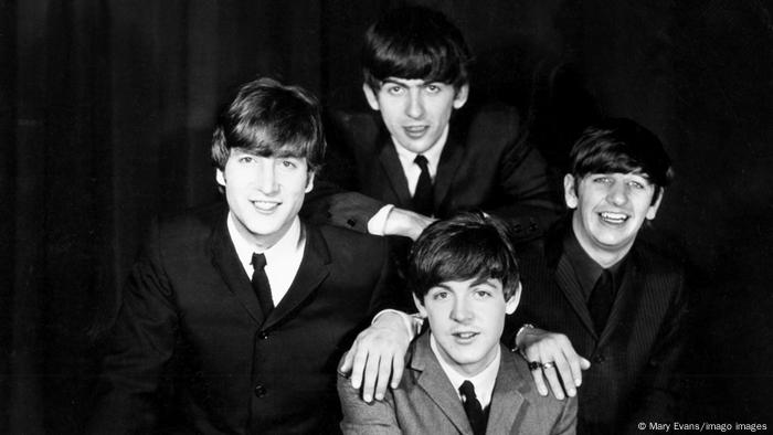 En 1960, Quarrymen se convirtió en los Beatles con pequeños cambios en su formación. Así comenzó una increíble carrera musical. George Harrison (en el centro) tocaba la guitarra principal, pero toda su vida como Beatle estuvo a la sombra de Lennon y McCartney, que marcaban la pauta. Hacían una buena dupla, dijo más tarde, pero su ego era tan grande que casi no había espacio para los otros.