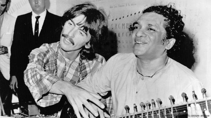 En 1965, mientras filmaban la película Help, un sitar, un instrumento prácticamente desconocido en Europa, cayó en manos de Harrison. Quedó fascinado de inmediato y tomó clases con el virtuoso indio Ravi Shankar (derecha) y luego usó el instrumento en Norwegian Wood. Con ello inició una tendencia: también los Rolling Stones usaron un sitar en Paint It Black.