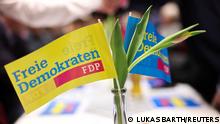 22.2.2023, Dingolfing, Deutschland, A view of FDP flags on the day of the traditional Ash Wednesday meeting in Dingolfing, Germany, February 22, 2023. REUTERS/Lukas Barth