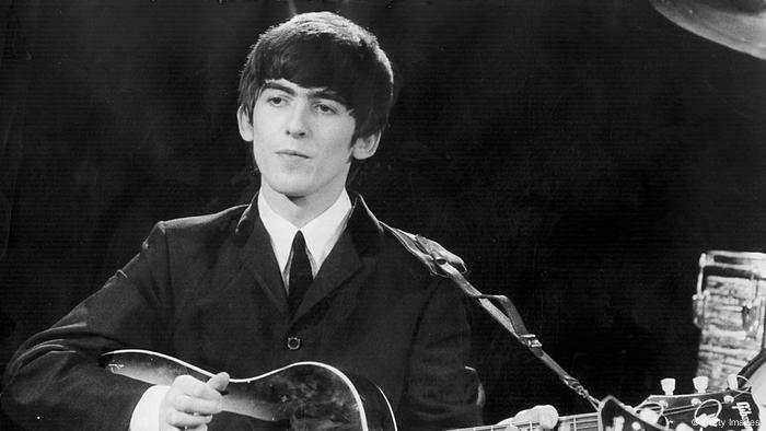 George Harrison nació el 25 de febrero de 1943 en Wavertree, un suburbio de la ciudad portuaria de Liverpool, en el norte de Inglaterra. El pequeño George asistía a la misma primaria que John Lennon y Paul McCartney, que eran tres años mayores y a los que conoció en el autobús escolar. Un encuentro que cambiaría su vida y la del mundo de la música. 