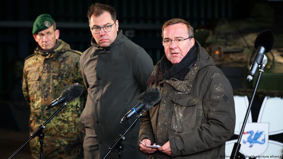 Ministar odbrane Nemačke Boris Pistorijus (desno) obišao je ukrajinske vojnike koji su se obučavali u Munsteru
