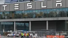 ARCHIV - 25.01.2023, Brandenburg, Grünheide: Arbeiter gehen über das Werksgelände der Gigafactory Berlin-Brandenburg von US-Elektroautobauer Tesla. (zu dpa:  «Tesla hat weitere Auflage für Autofabrik per Widerspruch gekippt») Foto: Patrick Pleul/dpa +++ dpa-Bildfunk +++