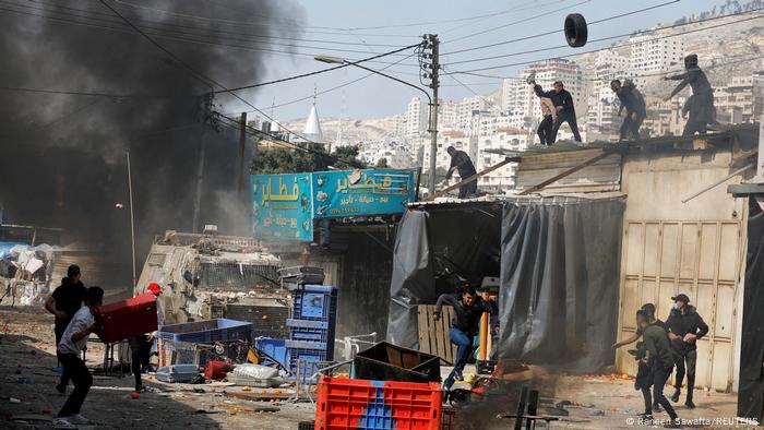 Zumeist jugendliche Palästinenser attackieren ein Fahrzeug der israelischen Streitkräfte in Nablus mit Kisten und Reifen Zumeist jugendliche Palästinenser attackieren ein Fahrzeug der israelischen Streitkräfte in Nablus mit Kisten und Reifen