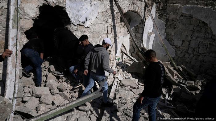 Junge Männer suchen nach Opfern in der Ruine des zerstörten Hauses in Nablus Junge Männer suchen nach Opfern in der Ruine des zerstörten Hauses in Nablus