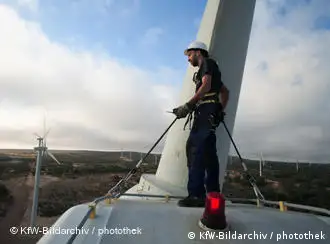 技术人员在摩洛哥修理风力发电机