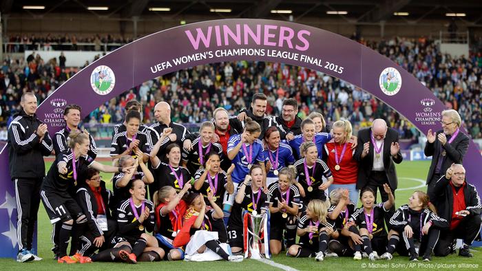 Der 1. FFC Frankfurt feiert den Gewinn des Champions League-Titels 2015