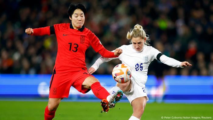 Eine Spielerin Südkoreas kämpft mit einer Spielerin England beim Arnold Clark Cup um den Ball
