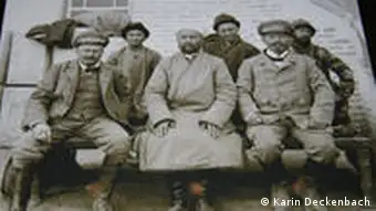 Historisches Foto einer preußischen Turfan Expedition 1902 mit lokalen Helfern ausgestellt im Museum für Asiatische Kunst