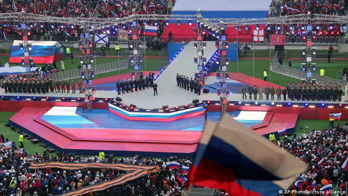 Russlands Präsident Putin steht auf der Bühne im Moskauer Luschniki-Stadion (Bildmitte)