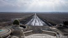 22.02.2023, Ukraine, Wuhledar: Ein ukrainischer Soldat der Jagdbrigade «68 Oleksa Dovbush» fährt mit einem gepanzerten Fahrzeug zu Frontstellungen. Foto: Evgeniy Maloletka/AP/dpa +++ dpa-Bildfunk +++