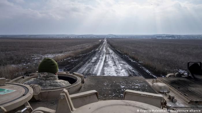 Ukrainische Soldaten in einem gepanzerten Fahrzeug unterwegs zur Front bei Wuhledar