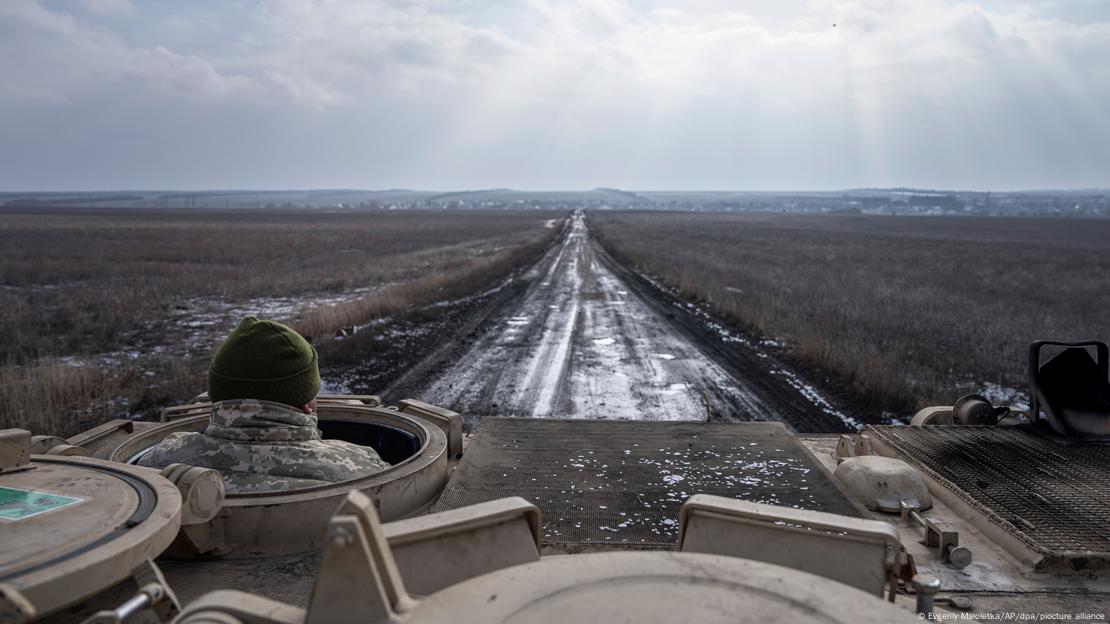 Украински войник в бронирана кола на път за фронта 