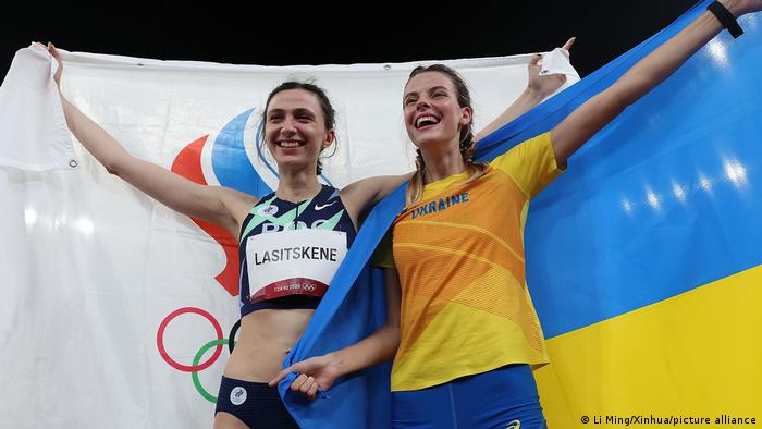 Die Hochspringerinnen Mariya Lassizkene aus Russland und Jaroslawa Mahutschich bei der Ehrenrunde bei den Olympischen Spielen in Tokio