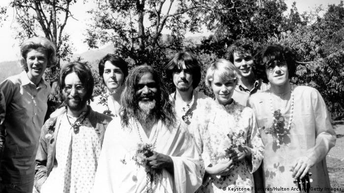 John Lennon, Paul McCartney, Maharishi Mahesh Yogi, George Harrison , Mia Farrow, und Donovan.