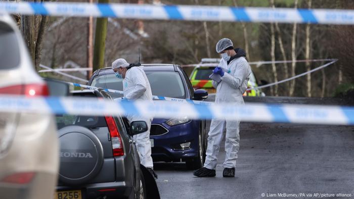 Nach einem Angriff auf einen Polizisten in Nordirland sind forensische Ermittler auf Spurensuche