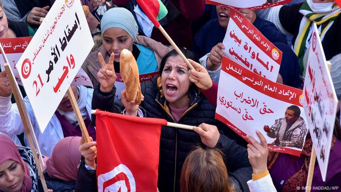 جانب من الاحتجاجات في تونس على الأوضاع الاقتصادية المتردية (18 فبراير/ شباط 2023).