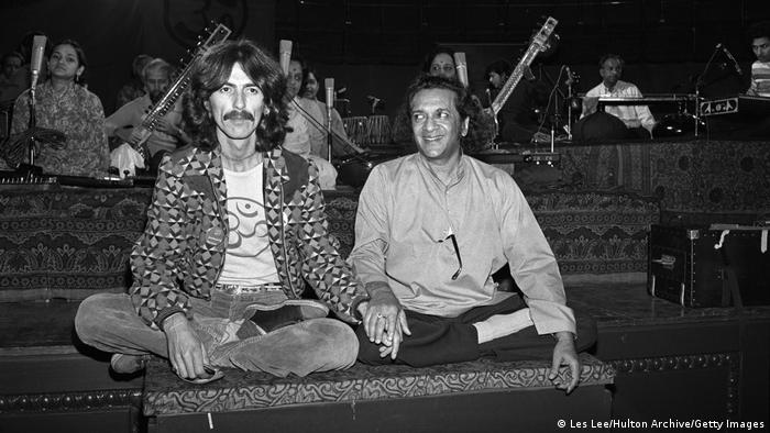 George Harrison / Ravi Shankar 1974 sitzen im Schzneidersitz nebeneinander