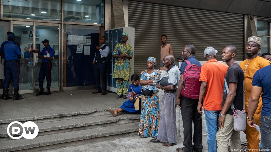 Nigeria's Central Bank Battles To Limit Cash-crunch Fallout – DW – 04 ...