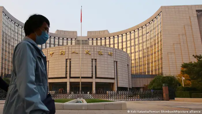 中国据信即将召开金融工作会议，图为2022年10月一位路人走过中国央行总部（资料照）