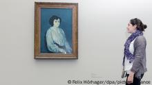 29/03/2012 Eine Besucherin betrachtet am Donnerstag (29.03.2012) in der Ausstellung «Frauen» in der Pinakothek der Moderne in München das Gemälde «Madame Soler» (1903) von Pablo Picasso. Anlässlich des zehnjährigen Bestehens zeigt die Pinakothek der Moderne die Weiblichkeit aus der Sicht von drei Malern des 20. Jahrhunderts. Die Schau wird am 29.03.2012 eröffnet und ist bis 15.07.2012 zu sehen. Foto: Felix Hörhager dpa/lby
