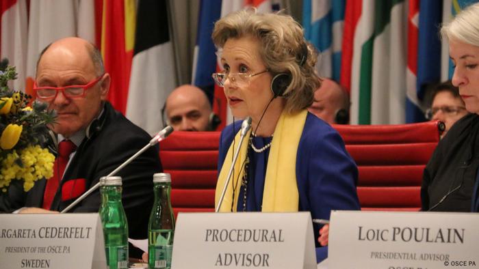 Margareta Cederfelt, Präsidentin der Parlamentarischen Versammlung der OSZE, sitzt beim OSZE-Treffen in Wien zwischen anderen 