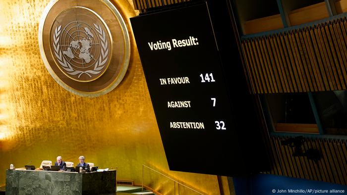 Eine Anzeigetafel im Saal der UN-Vollversammlung zeigt das Abstimmungsergebnis zum Ukraine-Krieg: Für die Resolution: 141, dagegen: 7, Enthaltungen: 32