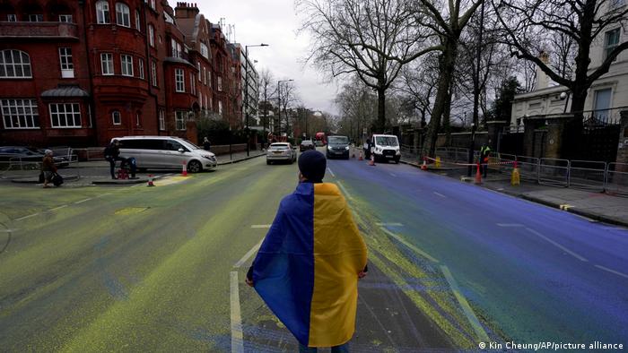 Flamuri ukrainas me përmasa masive përpara hyrjes së Ambasadës ruse në Londër 