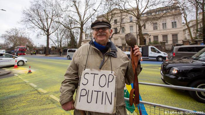 Protestë përpara hyrjes së Ambasadës ruse në Londër 