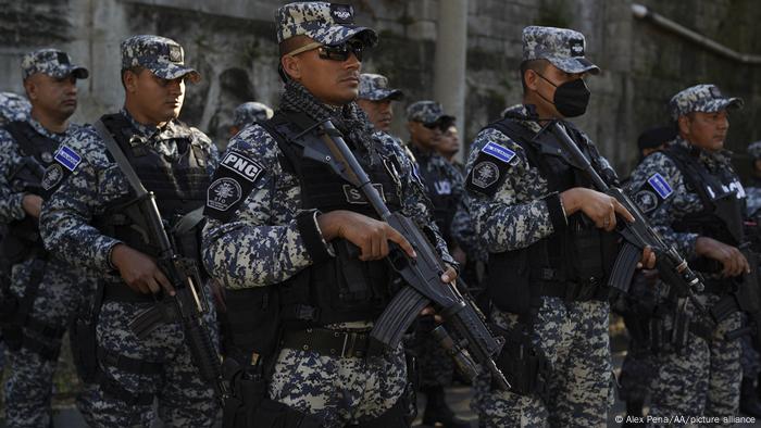 Policías salvadoreños se preparan para un operativo de seguridad en la ciudad de Soyapango.