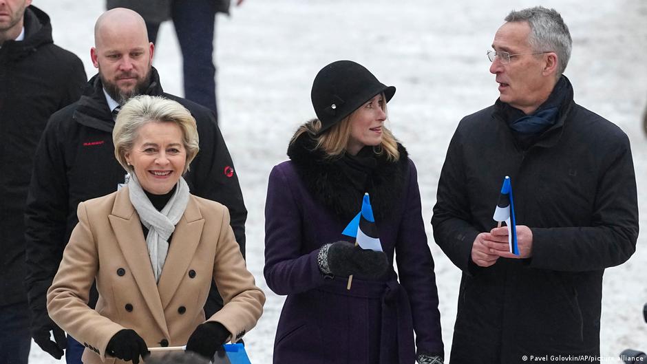 Stoltenberg u razgovoru s mogućom naslednicom, premijerkom Estonije Kajom Kalas (u sredini), u februaru u Talinu