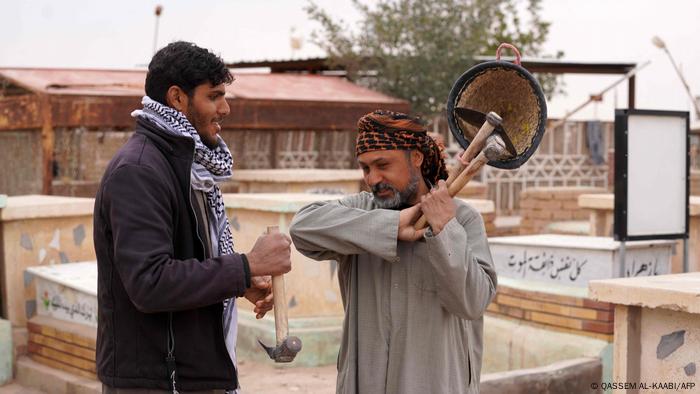 حفارو قبور في مقبرة وادي السلام في النجف