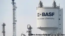 22.02.2023, Ludwigshafen - Ein Turm mit der Aufschrift „BASF“ steht neben Schornsteinen auf dem Werksgelände des Chemiekonzerns BASF. Der Konzern gibt am Freitag (24.02) seine Geschäftszahlen für das abgelaufene Jahr bekannt.
