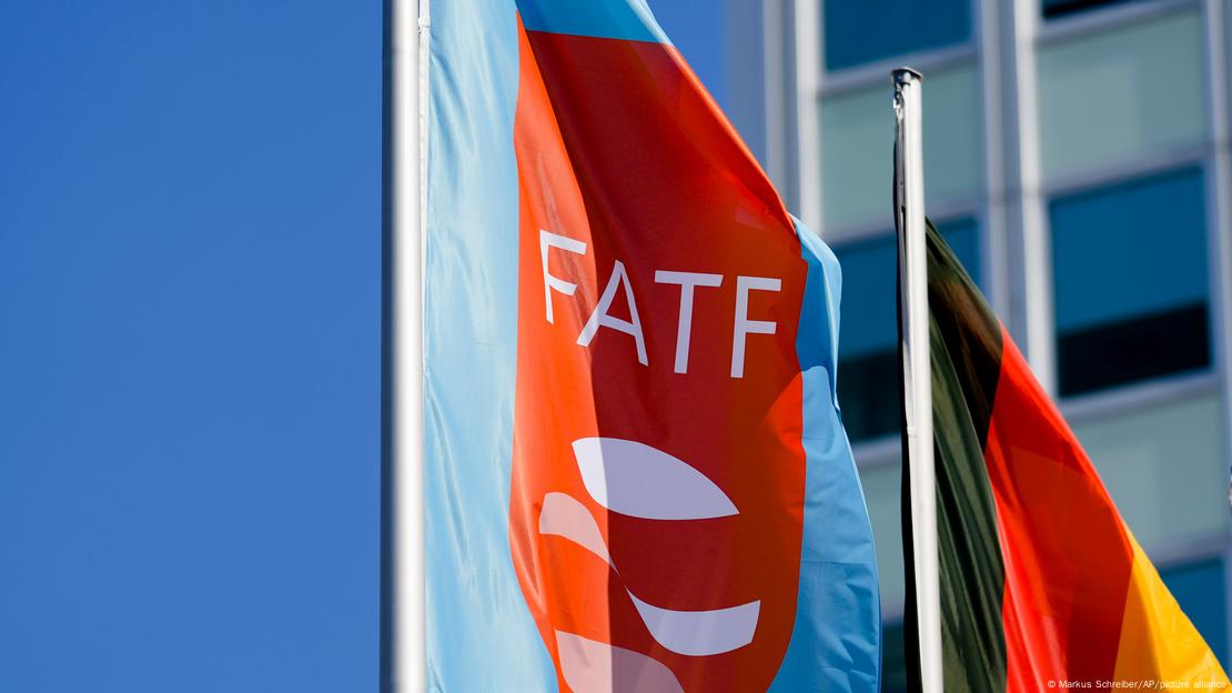 Fahne der Financial Action Task Force (FATF) im Congress Centrum in Berlin (Archivfoto)