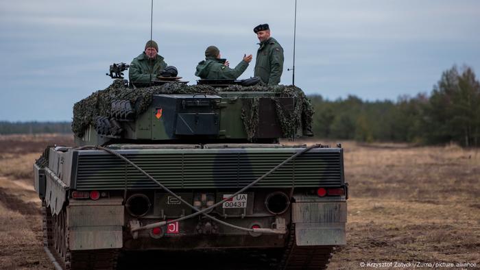 Soldados ucranianos en un tanque Leopard.