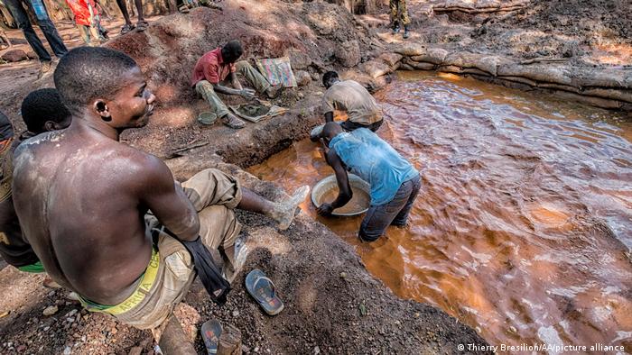 Arbeiter in der Ndassima Goldmine beim Goldschürfen