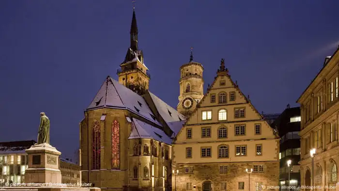 Stuttgarter Stiftskirche beleuchtet bei Nacht, Foto: picture alliance / Bildagentur Huber