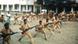 Junge ostpakistanische Freiwillige werden in den Chudangha Barracks zu Soldaten ausgebildet, aufgenommen im April 1971. Mit der Teilung des indischen Subkontinents und Bengalens fiel das islamische Ostbengalen 1947 als "Ostpakistan" unter pakistanische Herrschaft. Wirtschaftliche Ausbeutung des Ostteils und Tatenlosigkeit bei der Flutkatastrophe von 1970 ließen in Ostpakistan die Wut über die Regierung in Islamabad wachsen. Haushoch gewann die Awami-Liga von Mujibur Rahman die pakistanischen Wahlen von 1970 mit einem Autonomieprogramm für Ostpakistan. Ein neun Monate dauernder Bürgerkrieg, in den auch Indien - auf Seite Ostpakistans - eingriff, forderte mehr als eine Million Menschenleben. Im Dezember 1971 kapitulierte Westpakistan und Ostpakistan wurde unter dem Namen Bangladesch zu einem eigenständigen Staat. +++(c) dpa - Report+++ Junge ostpakistanische Freiwillige werden in den Chudangha Barracks zu Soldaten ausgebildet, aufgenommen im April 1971. Mit der Teilung des indischen Subkontinents und Bengalens fiel das islamische Ostbengalen 1947 als "Ostpakistan" unter pakistanische Herrschaft. Wirtschaftliche Ausbeutung des Ostteils und Tatenlosigkeit bei der Flutkatastrophe von 1970 ließen in Ostpakistan die Wut über die Regierung in Islamabad wachsen. Haushoch gewann die Awami-Liga von Mujibur Rahman die pakistanischen Wahlen von 1970 mit einem Autonomieprogramm für Ostpakistan. Ein neun Monate dauernder Bürgerkrieg, in den auch Indien - auf Seite Ostpakistans - eingriff, forderte mehr als eine Million Menschenleben. Im Dezember 1971 kapitulierte Westpakistan und Ostpakistan wurde unter dem Namen Bangladesch zu einem eigenständigen Staat. +++(c) dpa - Report+++