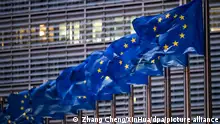 ARCHIV - 24.12.2020, Belgien, Brüssel: Europaflaggen wehen vor dem Sitz der EU-Kommission. Der Umfang der aktuellen EU-Ausbildungsmission für die ukrainischen Streitkräfte soll verdoppelt werden. Als neues Ziel sei vorgesehen, 30 000 ukrainische Soldatinnen und Soldaten in EU-Staaten auszubilden, teilten mehrere EU-Beamte am Mittwoch in Brüssel mit. Bislang war das Ziel, rund 15 000 Soldaten zu trainieren. Foto: Zhang Cheng/XinHua/dpa +++ dpa-Bildfunk +++