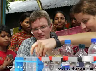德国科学家在孟加拉国测试水样
