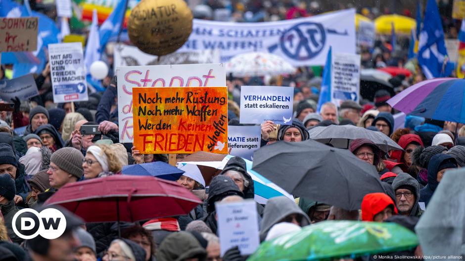 Berlin’de binlerce kişi ‘saf’ Ukrayna barış mitingine katıldı – DW – 25.02.2023