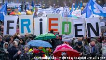 Demonstranten bilden das Wort Frieden mit ihren Schildern. Am Brandenburger Tor in Berlin haben sich mehrere Tausend Menschen zu einer Kundgebung für Verhandlungen mit Russland im Ukraine-Krieg versammelt. +++ dpa-Bildfunk +++