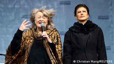سارا واگن‌کنشت (راست) و آلیس شوارتسر در تجمع ۲۵ فوریه در برلین