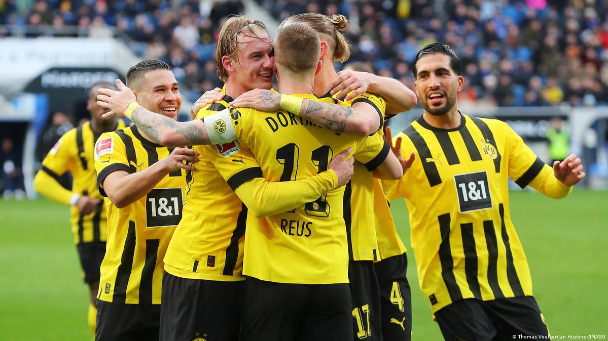 Overleg Overtekenen definitief Brandt leads the way as Borussia Dortmund keep pushing – DW – 02/25/2023