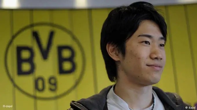 Shinji Kagawa vor BVB-Logo (Foto: AP)