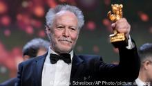 25.02.2023
Nicolas Philibert, director of the documentary Sur lAdamant (On the Adamant), receives the Golden Bear for Best Film during the award ceremony of the International Film Festival, Berlinale, in Berlin, Germany, Saturday, Feb. 25, 2023. (AP Photo/Markus Schreiber)