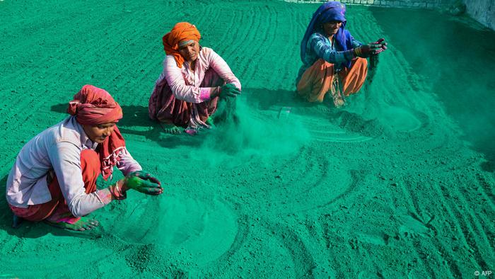 Estas trabajadoras se preparan para secar el gulal, un polvo de color que se usa popularmente durante el festival de la primavera hindú Holi, antes del proceso de empaque en un taller en Mathura, India. La ocasión es también conocida como el festival de colores y celebra el triunfo del bien sobre el mal.