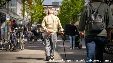 Ο Συνταξιούχος κάνει περίπατο στην πόλη του Όφενμπαχ, στη Γερμανία