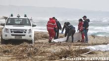 ارتفاع ضحايا غرق مركب قبالة إيطاليا ودعوات لإصلاح حق اللجوء 
